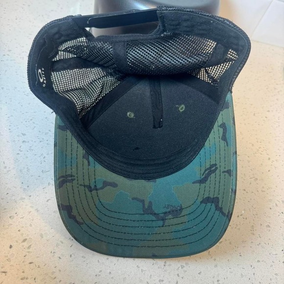 Oakley green‎ and black camo trucker hat - Picture 3 of 4